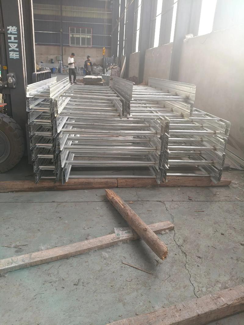 橋架產(chǎn)品介紹 梯式、槽式防火與鍍鋅鋁合金槽隔板